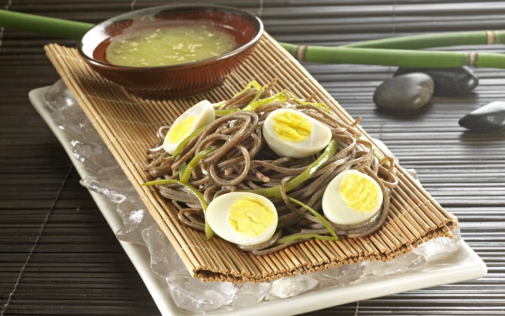 SALADE_DE_NOUILLES_SOBA_SUR_LIT_DE_GLACE